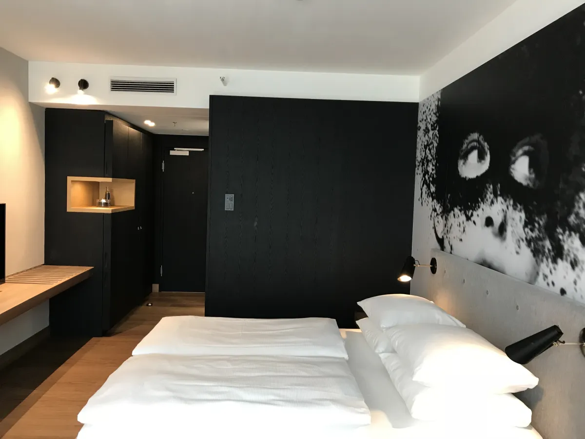 Habitación del Radisson Blu Colonia vista desde la ventana, con armarios negros y una imagen en blanco y negro en la pared
