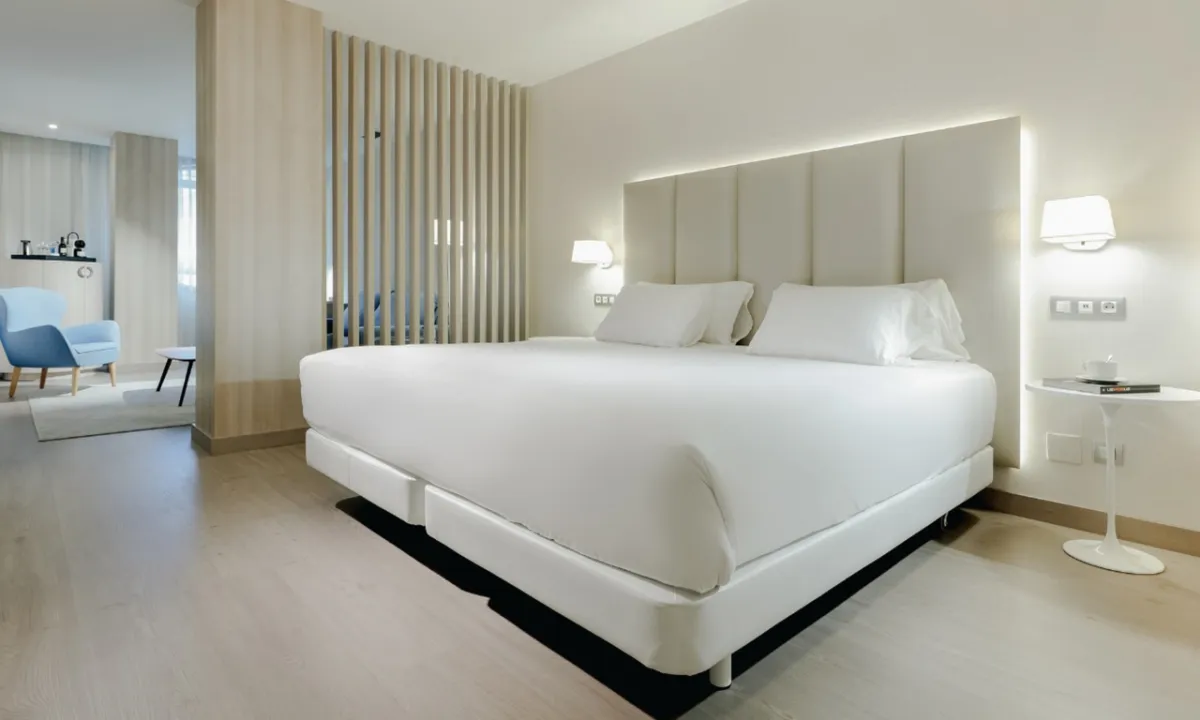 Habitación del Hesperia A Coruña con cama doble y cabecero blanco