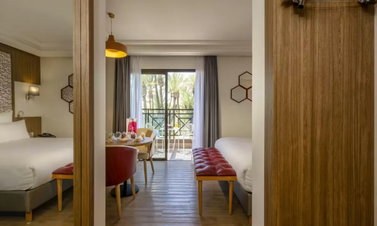 Habitación del Barceló Marrakech vista desde la entrada, con la terraza y las palmeras al fondo