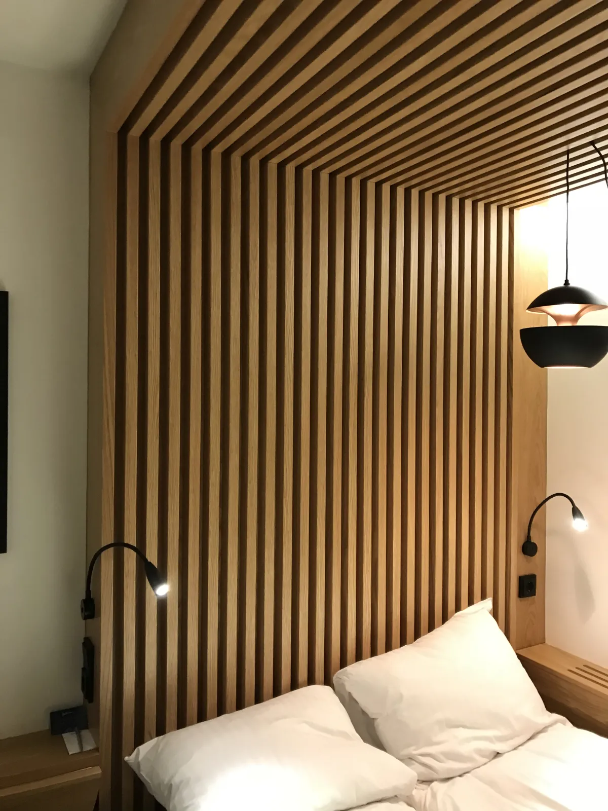 Cabecero de lamas de madera que sube hasta el techo en una habitación del Radisson Blu Tromsø