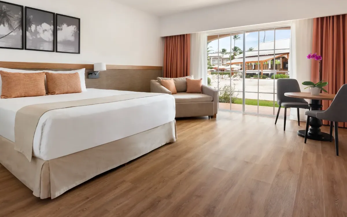 Habitación de hotel con suelo Decoblu Flooring de acabado madera
