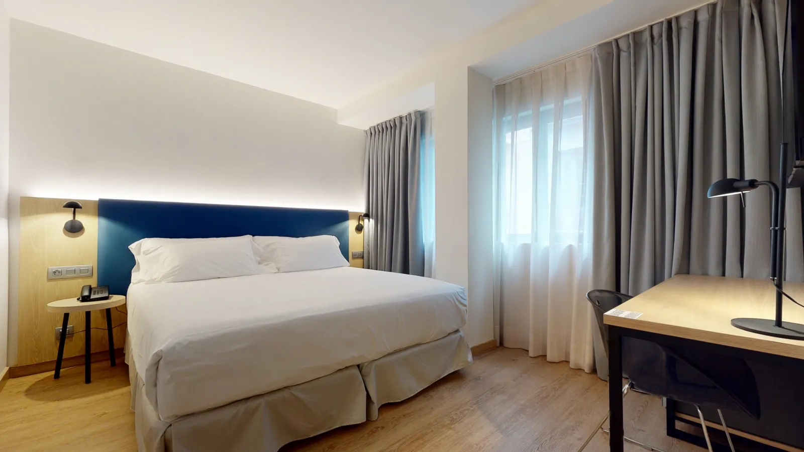 Habitación del Barceló Occidental de Alicante con la madera WD163 en el cabecero y las mesillas